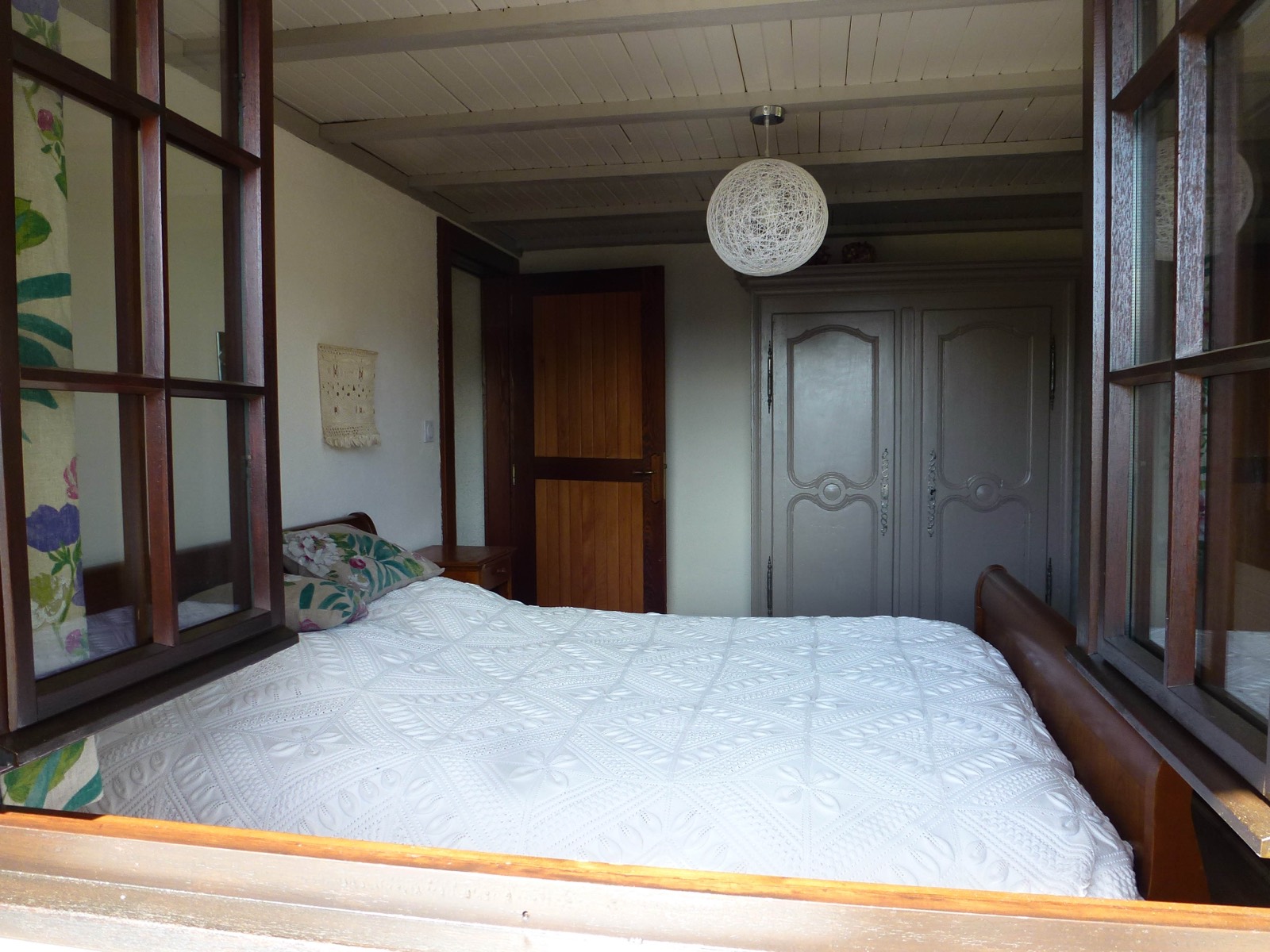 Chambre lumineuse avec lit double 140x190 et armoire campagnarde