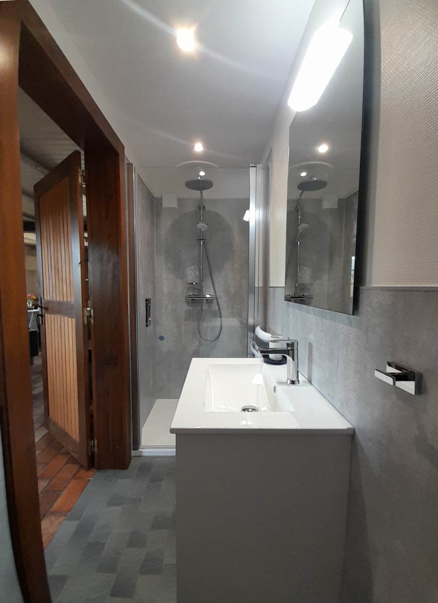 Salle de bain du chalet avec douche
