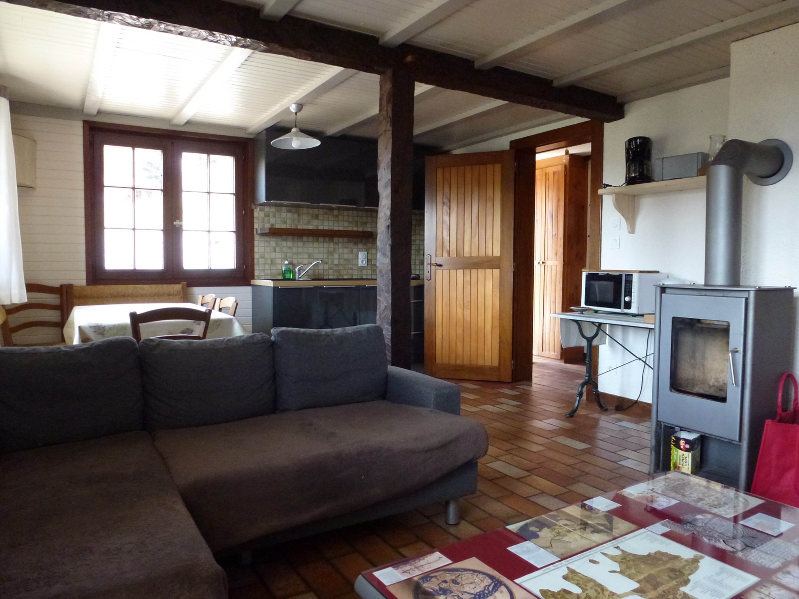 Le salon du chalet avec son poêle à bois