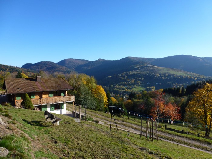 Les forêts vosgiennes en automne autour du chalet