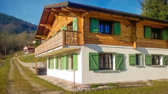 Le chalet sous la neige en hiver